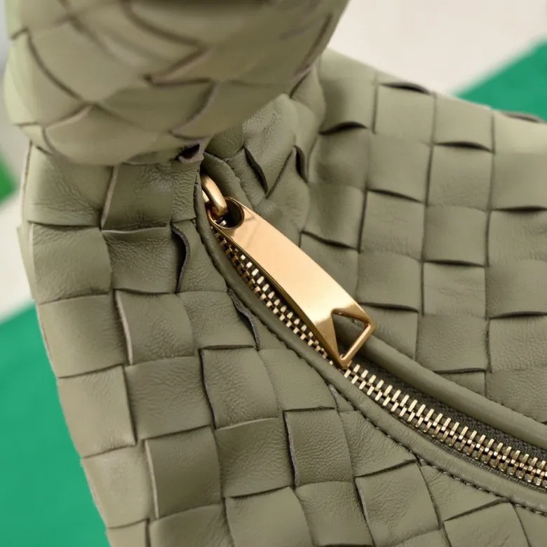 Batch 1460 BV Bottega Veneta 2022 Early Spring New Ladies Medium JODIE Handbag BV Bag 🔥The new method is to round the corners on the original basis and knot the round hobo bag with classic woven leather. The most iconic triangular pull-out design, using sheepskin draped soft shape, is super suitable for concave shapes~ Jodie feels really gentle to people, and is definitely the best item for daily matching. It has the same weave, new elements and twists, and is versatile. It is the new favorite of street style Internet celebrities! Size: 36*21*13 Model: 6697